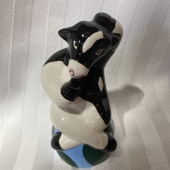 Vintage 1991 The Cow Jumped Over The Moon Salt and Pepper Shakers - Picture 3 of 13